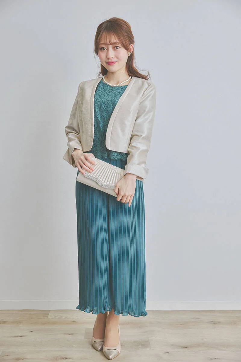グリーンのレースコンビプリーツドレス
