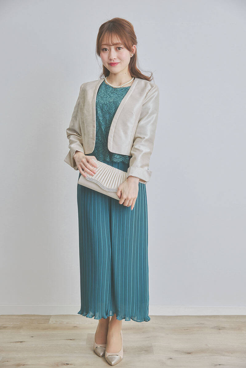 グリーンのレースコンビプリーツドレス