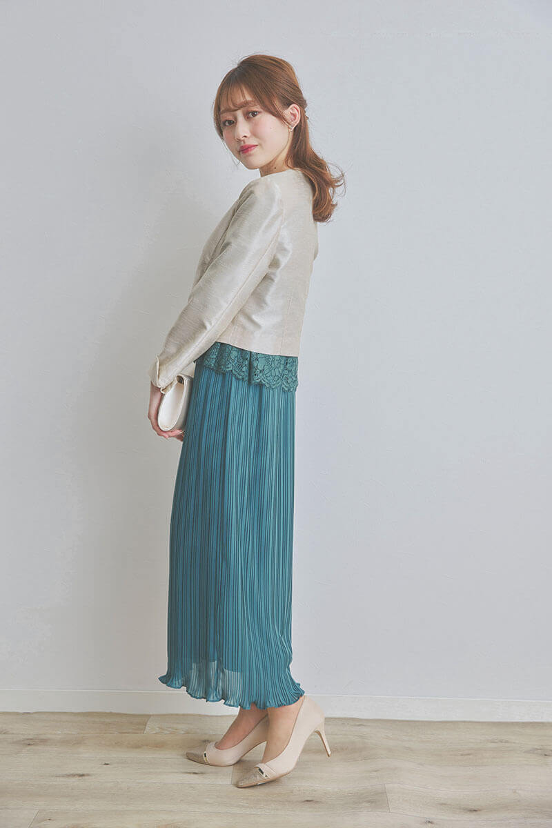 グリーンのレースコンビプリーツドレス