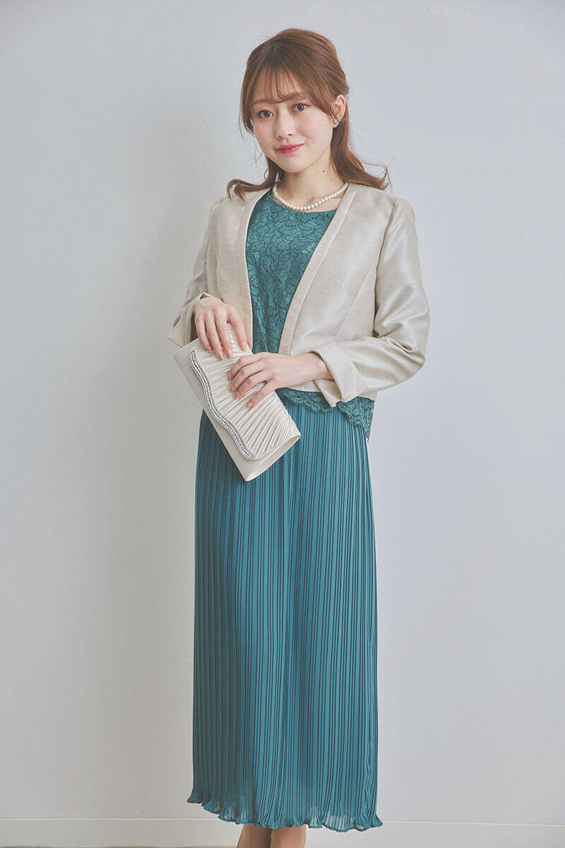 グリーンのレースコンビプリーツドレス
