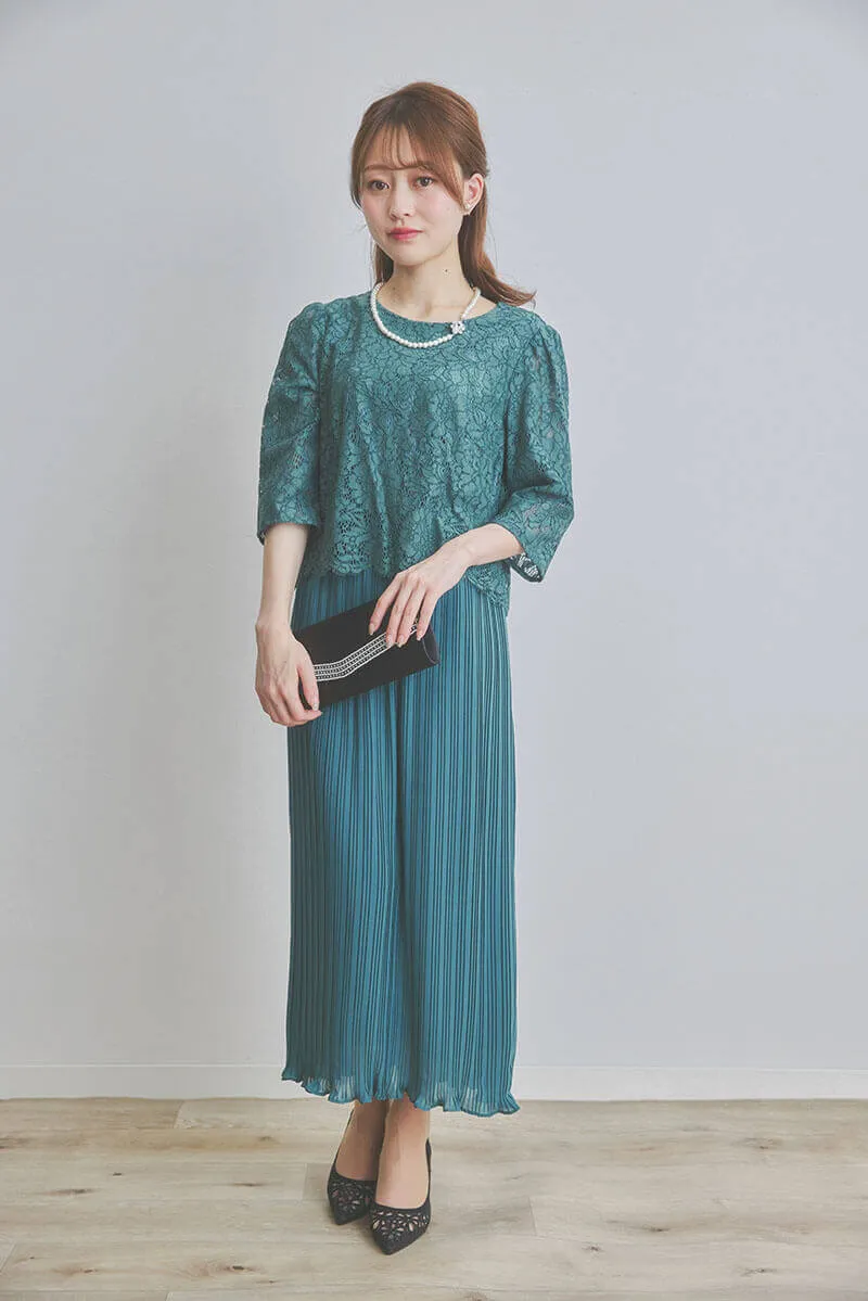 グリーンのレースコンビプリーツドレス