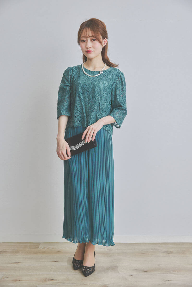 グリーンのレースコンビプリーツドレス