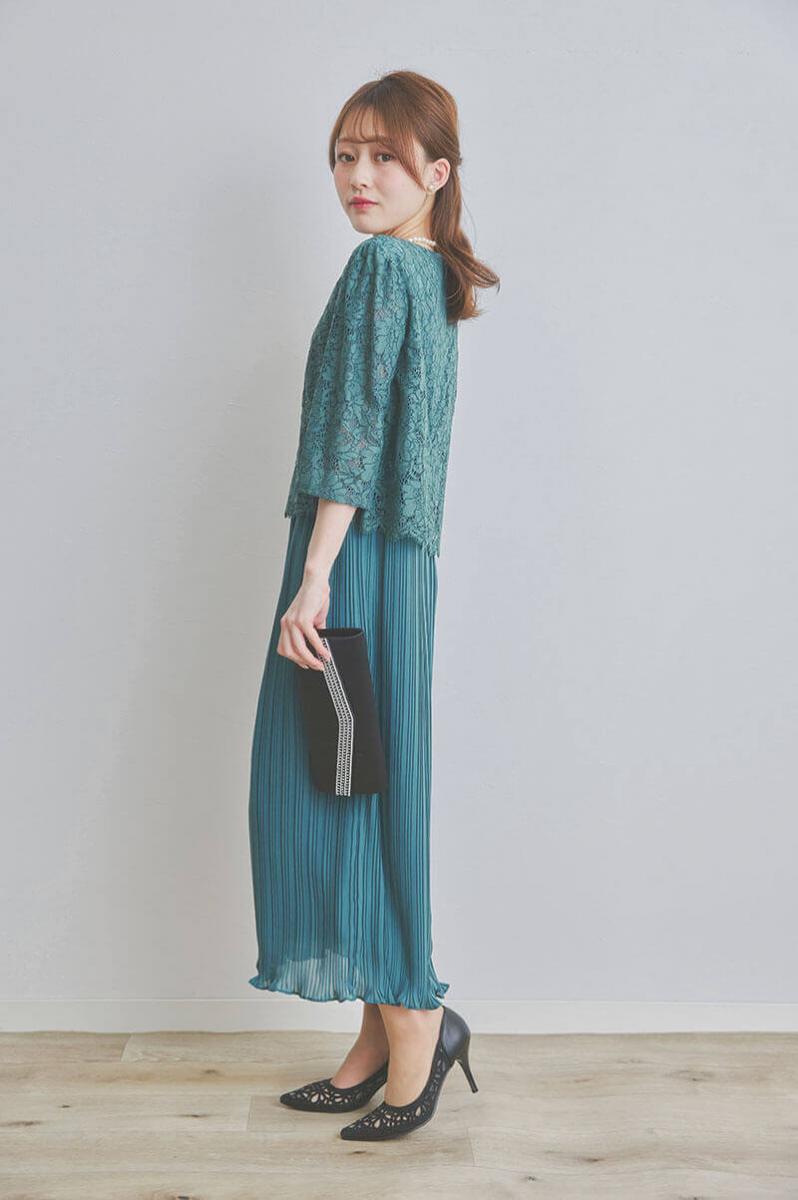 グリーンのレースコンビプリーツドレス