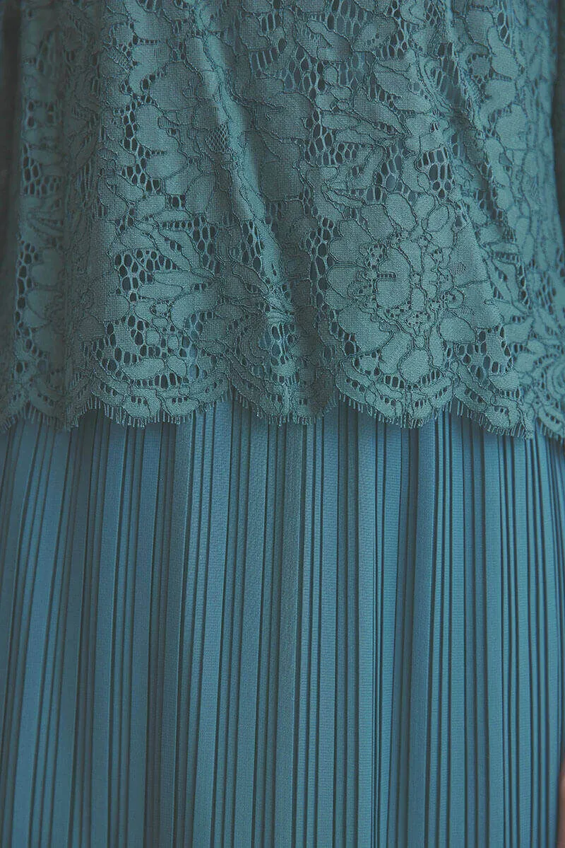 グリーンのレースコンビプリーツドレス