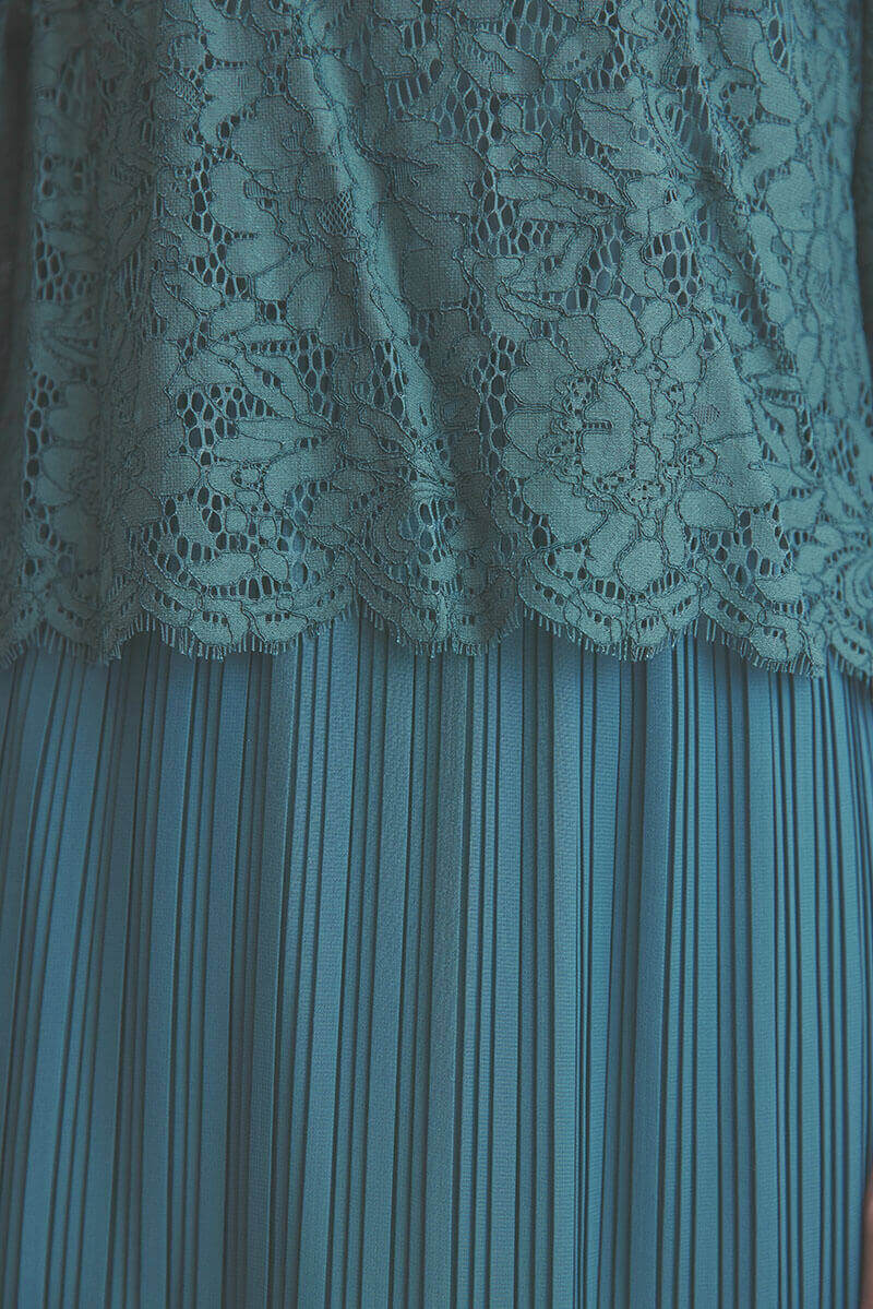 グリーンのレースコンビプリーツドレス
