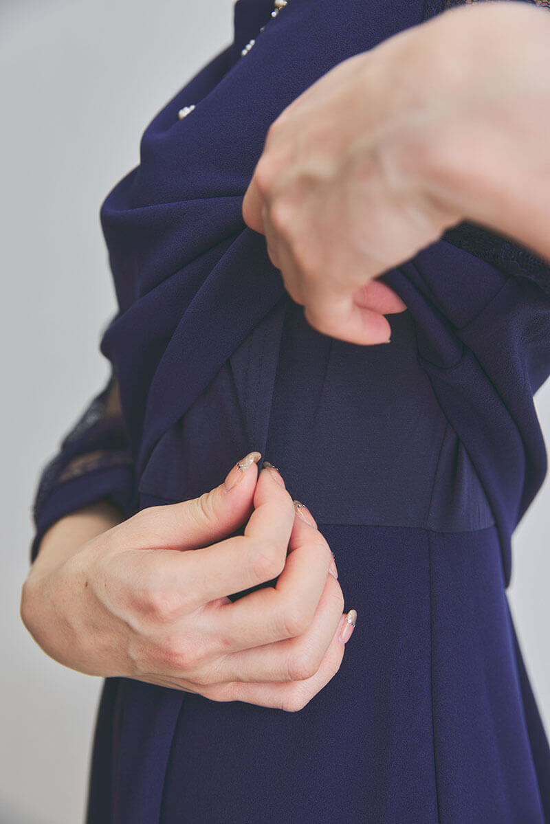 ネイビーの授乳口付きフィットアンドフレアドレス