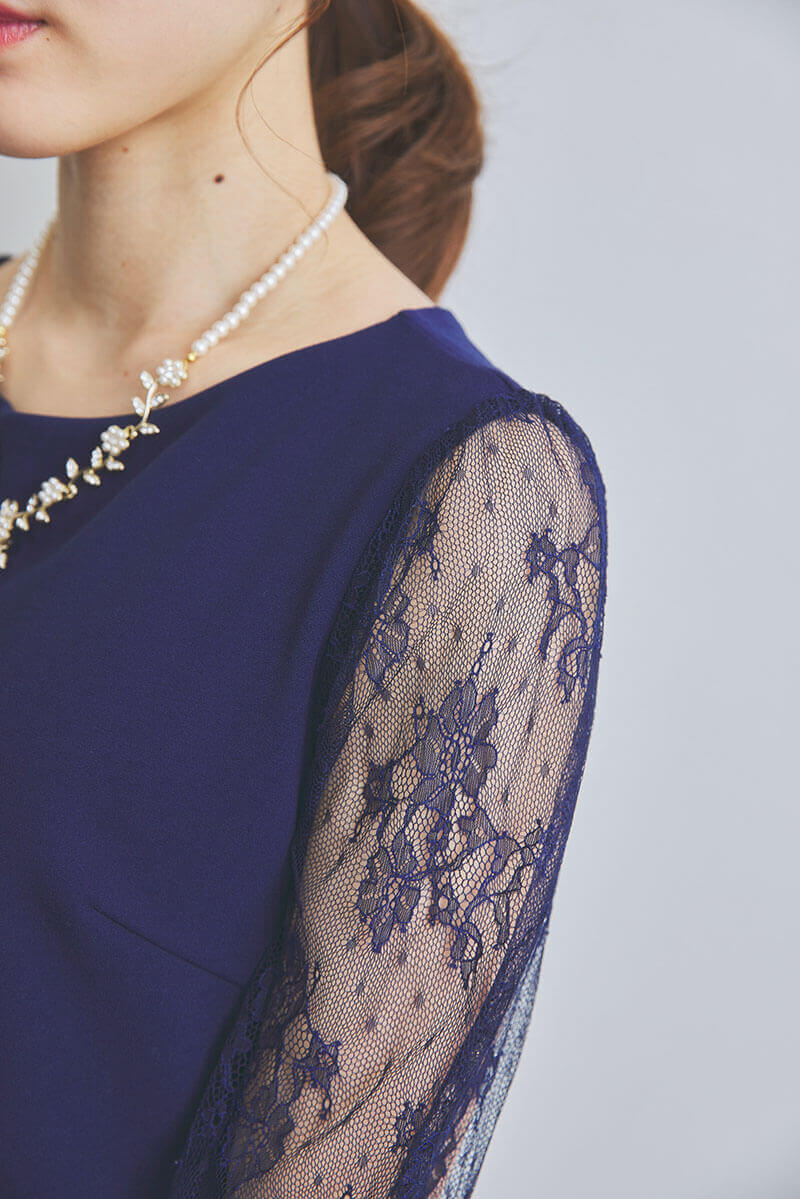 ネイビーの授乳口付きフィットアンドフレアドレス