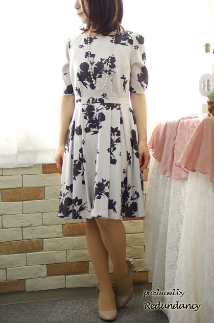 ライトグレーのフラワープリントクラシカルワンピース