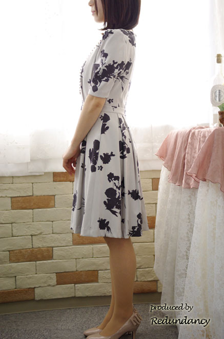 ライトグレーのフラワープリントクラシカルワンピース