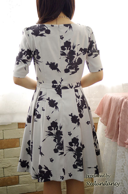 ライトグレーのフラワープリントクラシカルワンピース