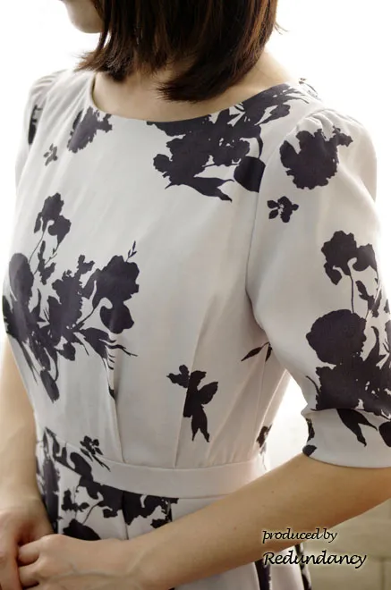 ライトグレーのフラワープリントクラシカルワンピース