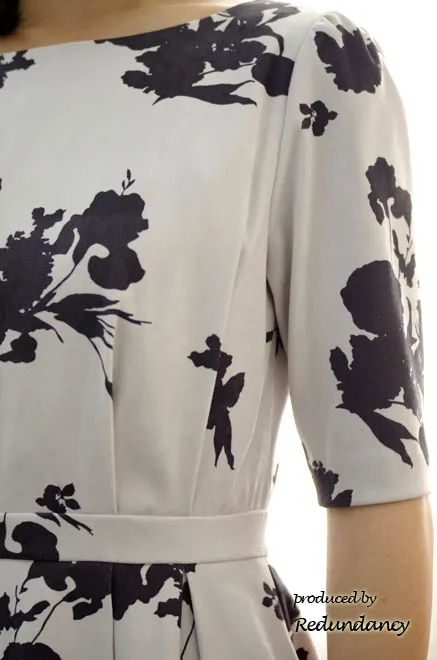 ライトグレーのフラワープリントクラシカルワンピース