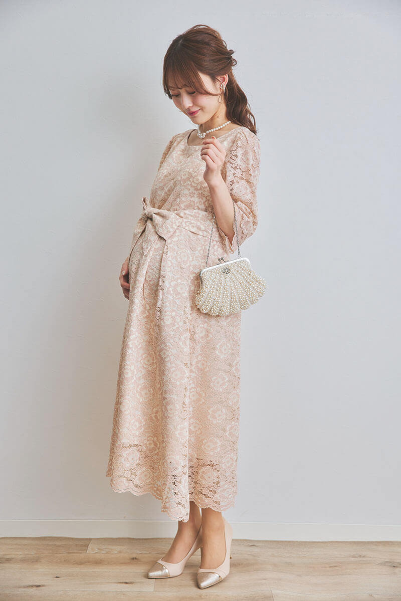 ピンクベージュの授乳口付きマタニティドレス