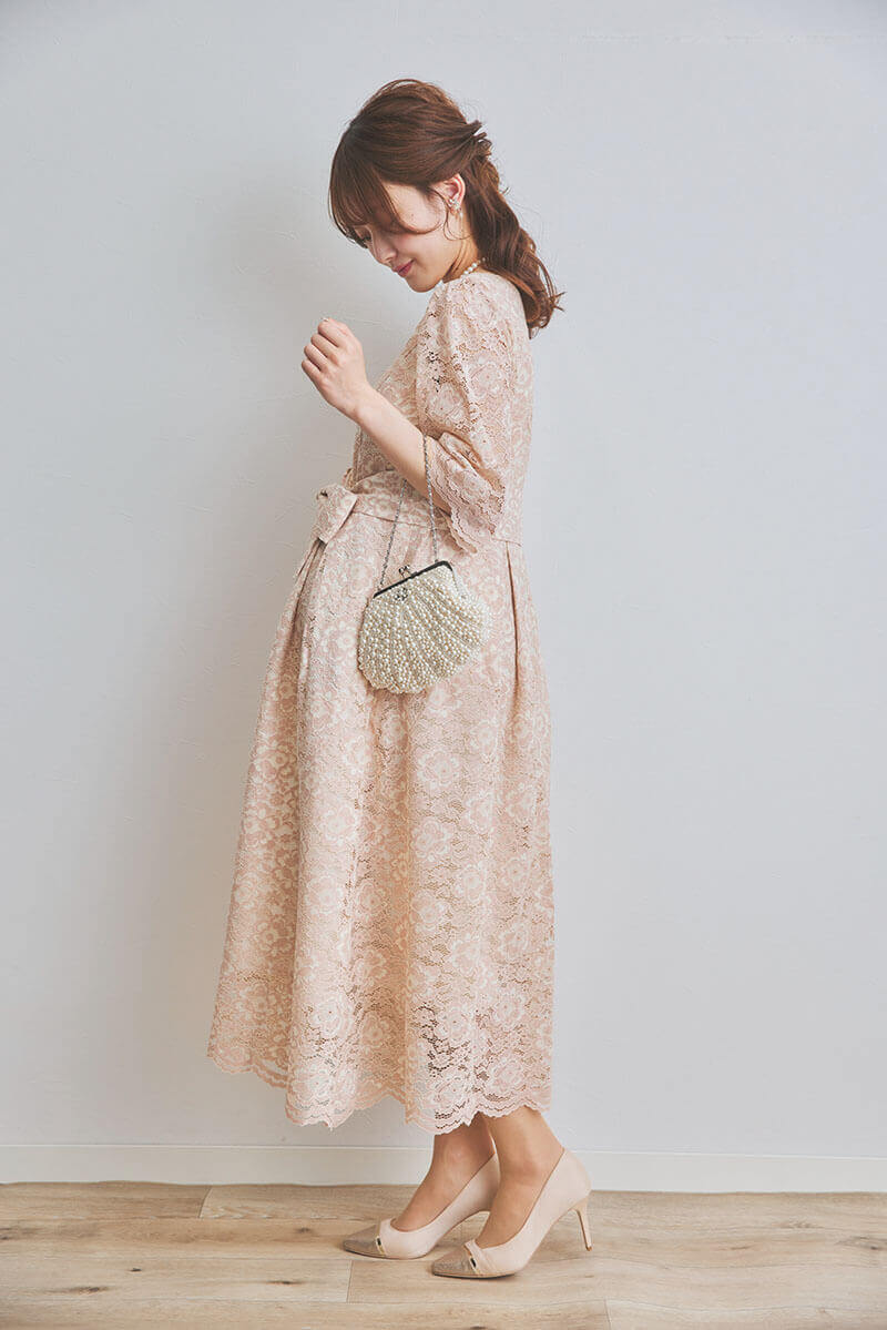 ピンクベージュの授乳口付きマタニティドレス