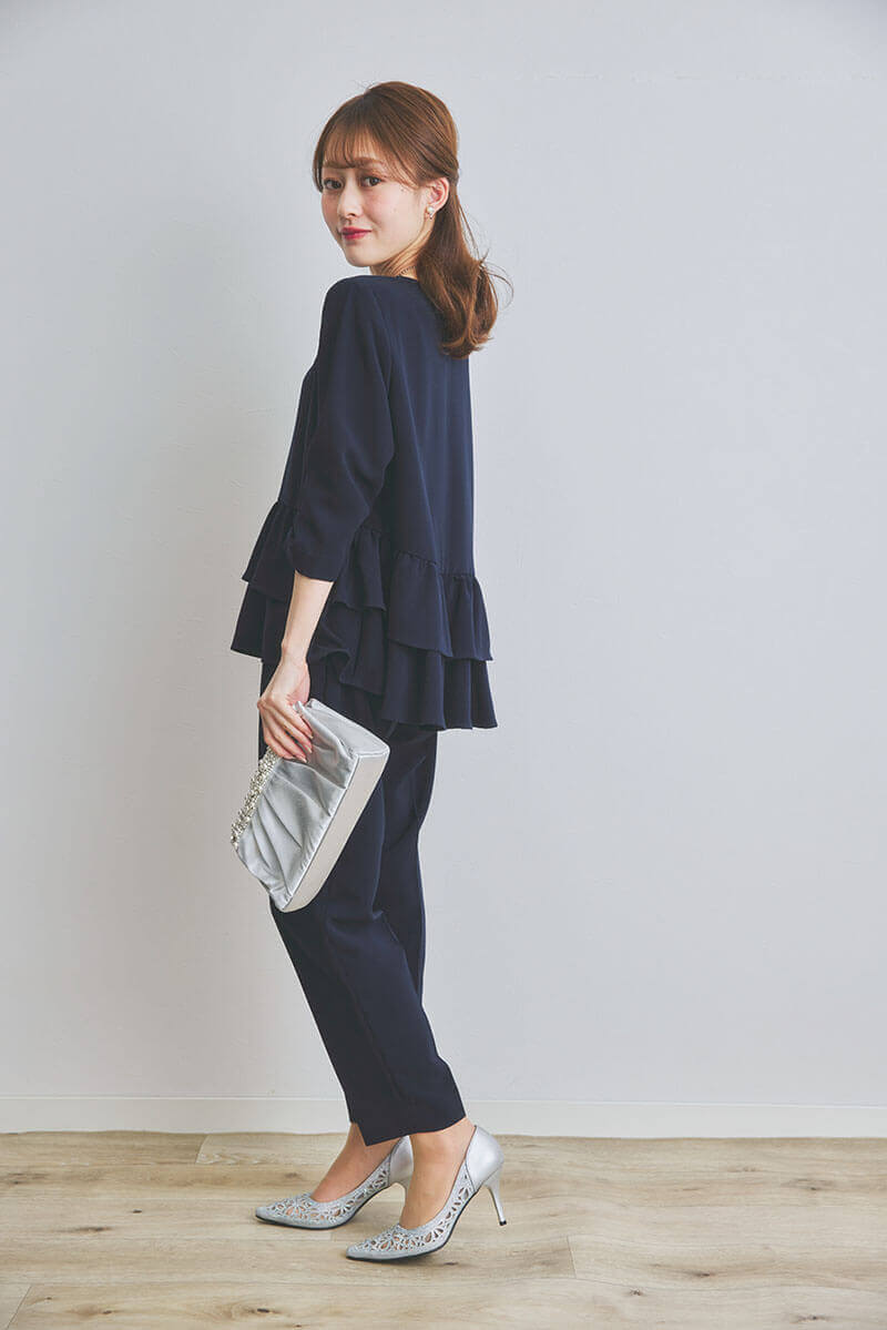 ネイビーのペプラムトップスパンツドレス