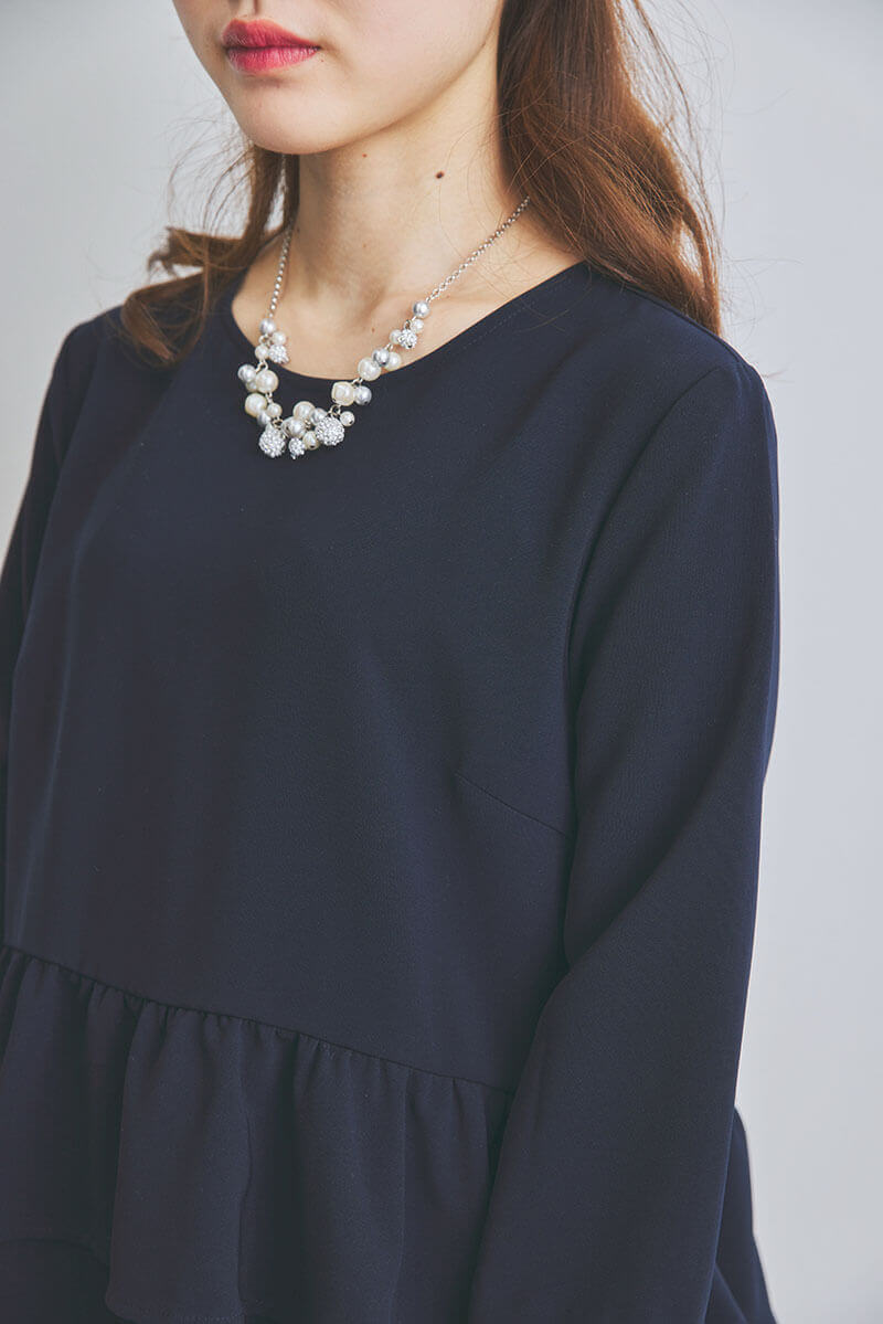 ネイビーのペプラムトップスパンツドレス