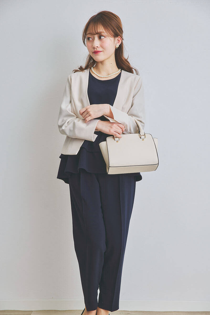 ネイビーのペプラムトップスパンツドレス