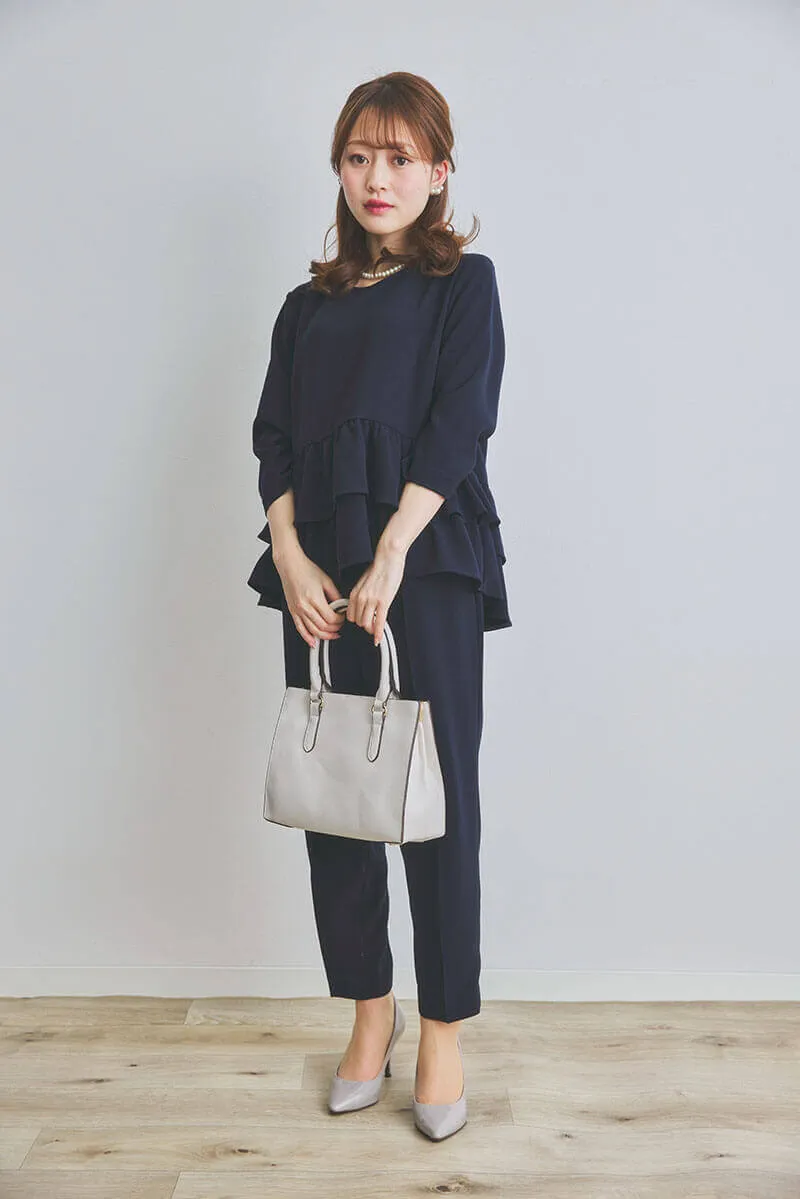 ネイビーのペプラムトップスパンツドレス