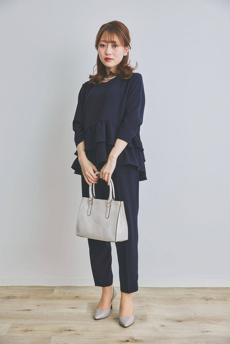 ネイビーのペプラムトップスパンツドレス