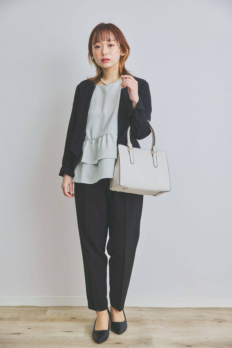 ライトグリーン×ブラックのペプラムトップスパンツドレス