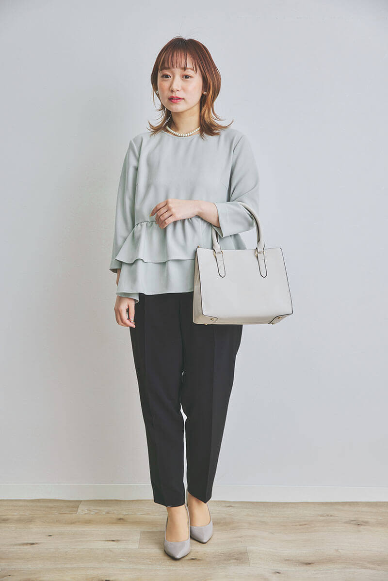 ライトグリーン×ブラックのペプラムトップスパンツドレス