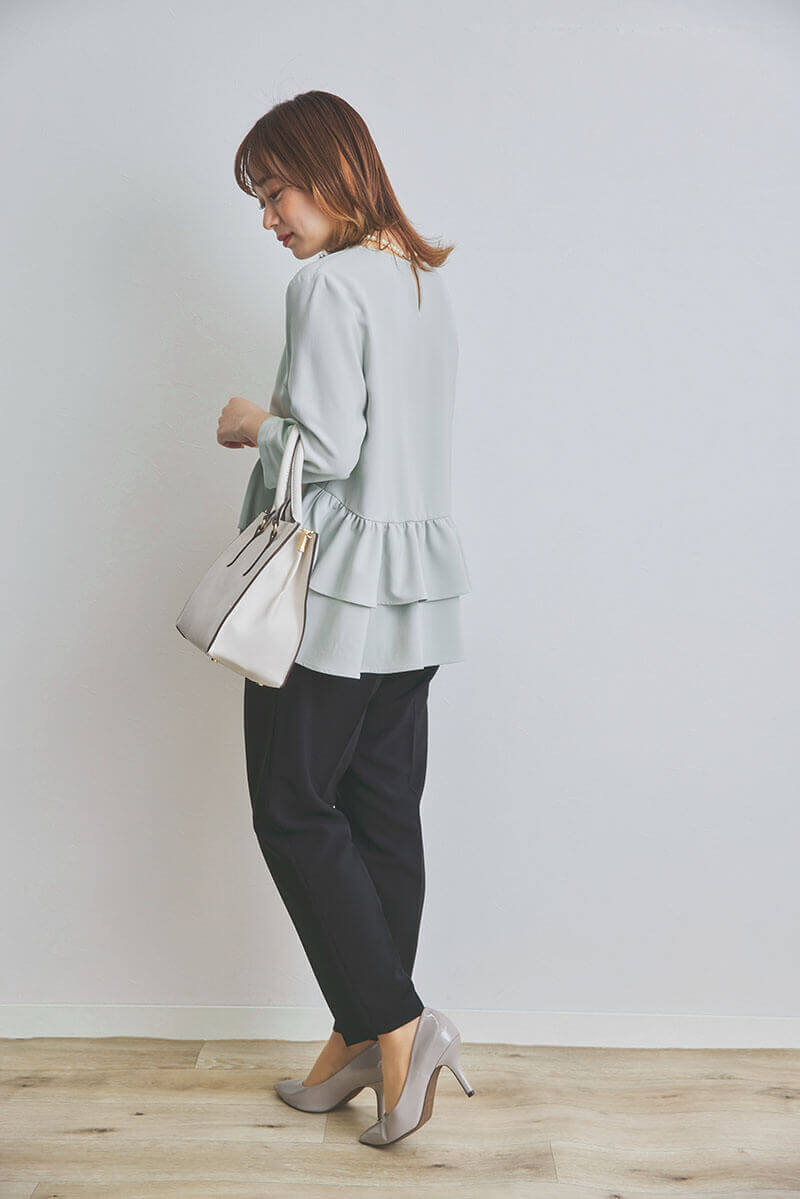 ライトグリーン×ブラックのペプラムトップスパンツドレス