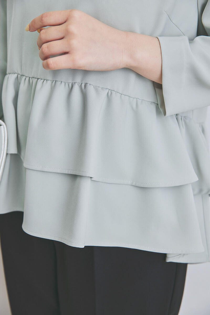 ライトグリーン×ブラックのペプラムトップスパンツドレス