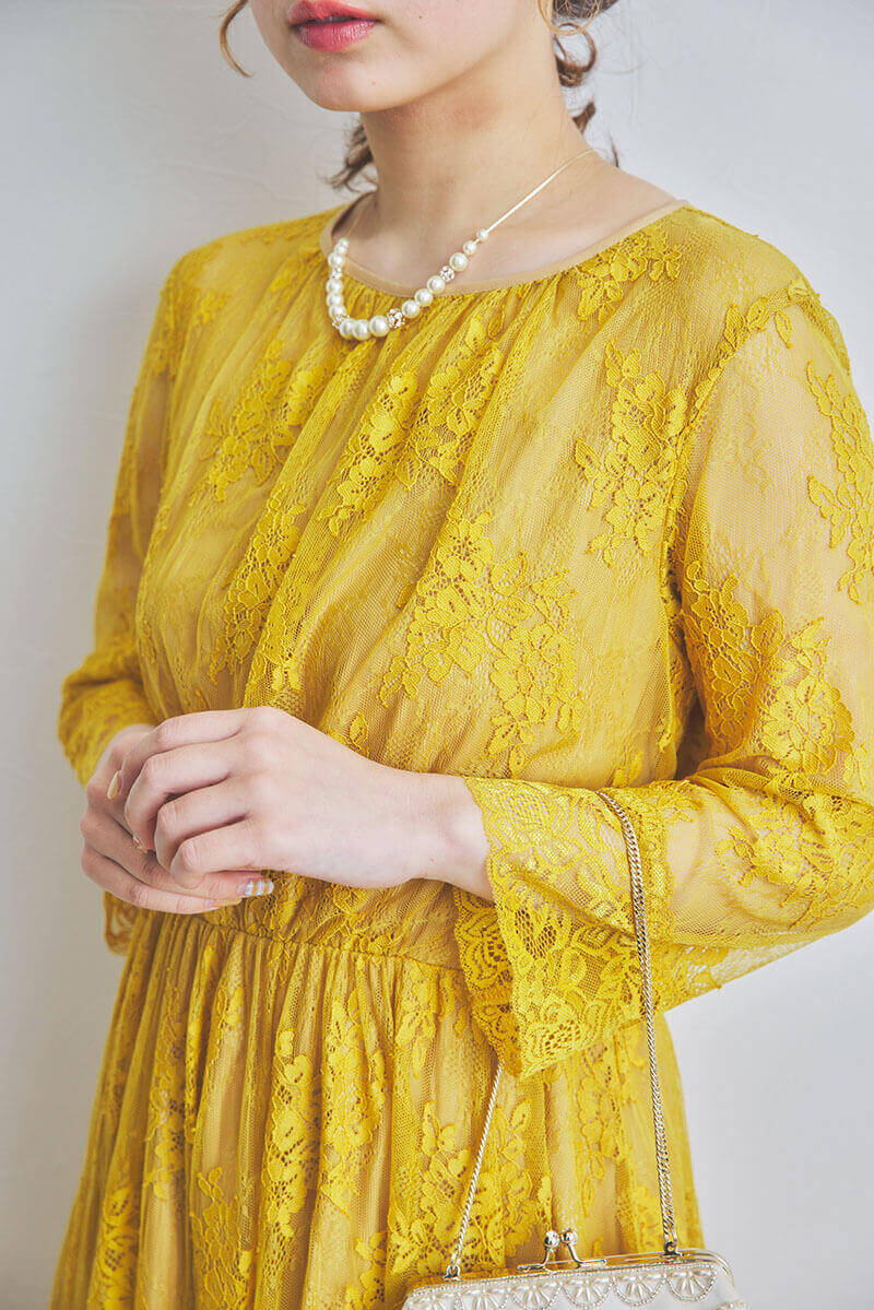イエローのティアードレースドレス