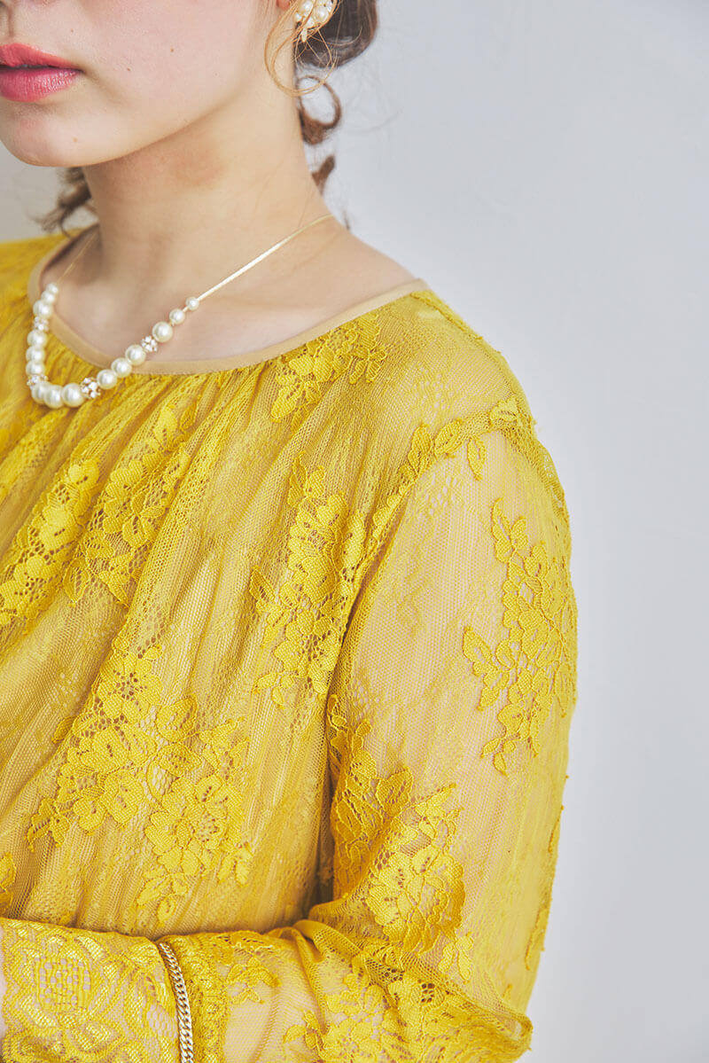 イエローのティアードレースドレス