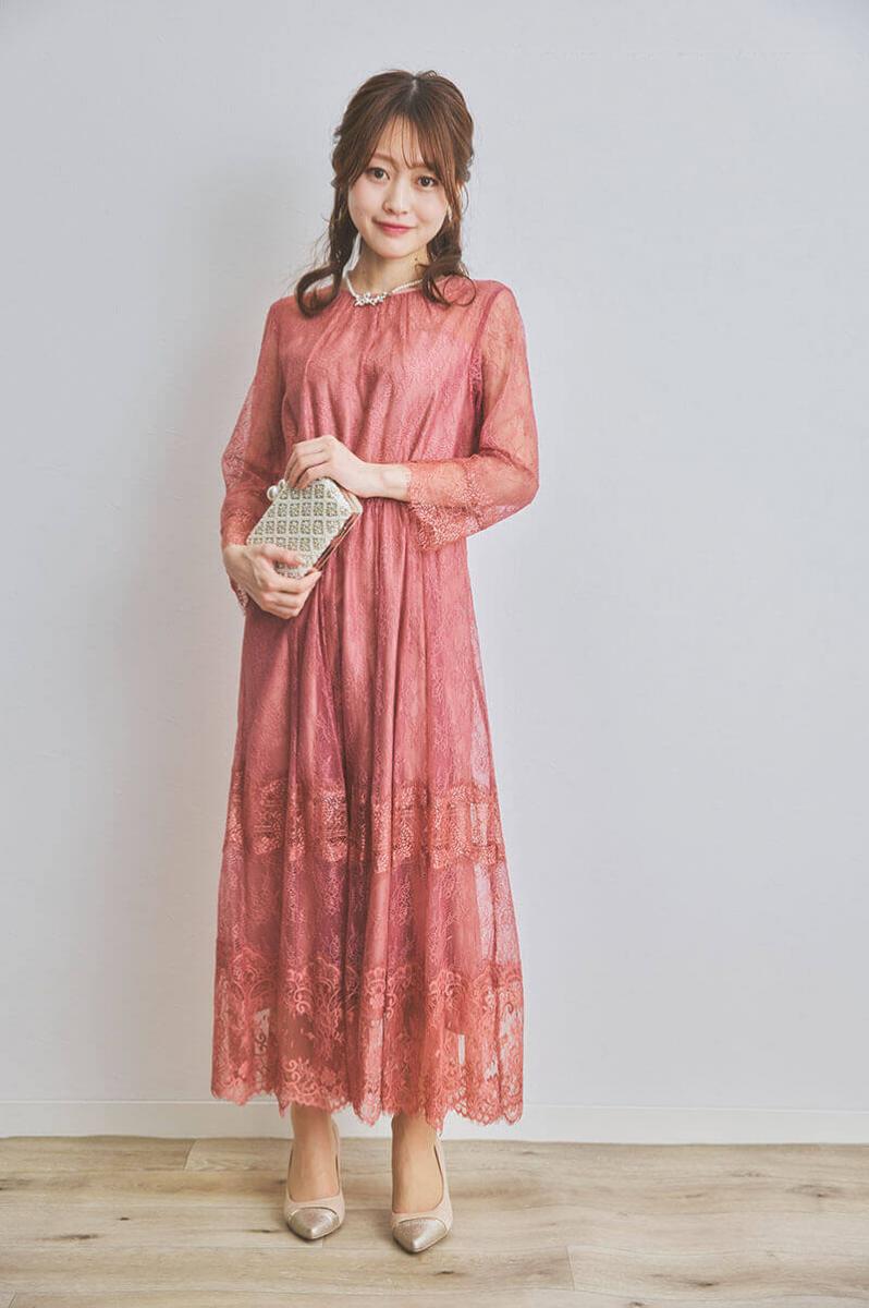 チェリーピンクのティアードレースドレス