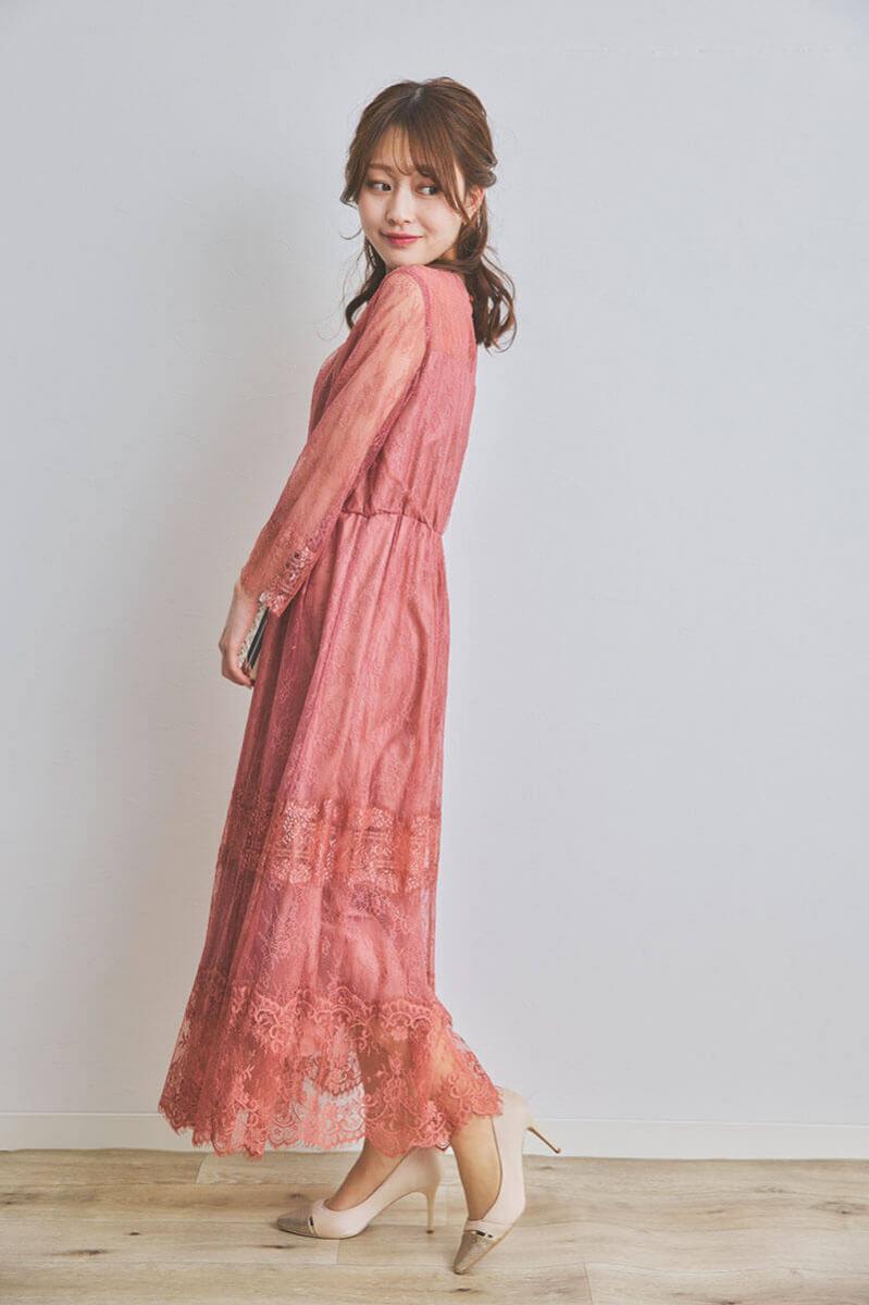 チェリーピンクのティアードレースドレス