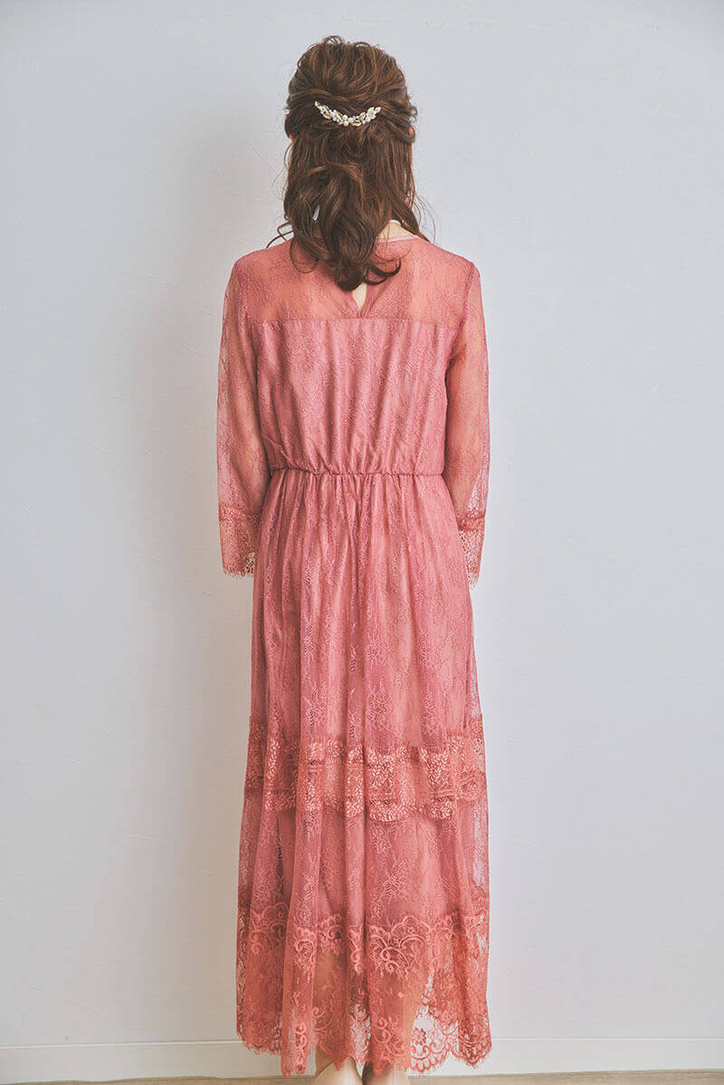 チェリーピンクのティアードレースドレス
