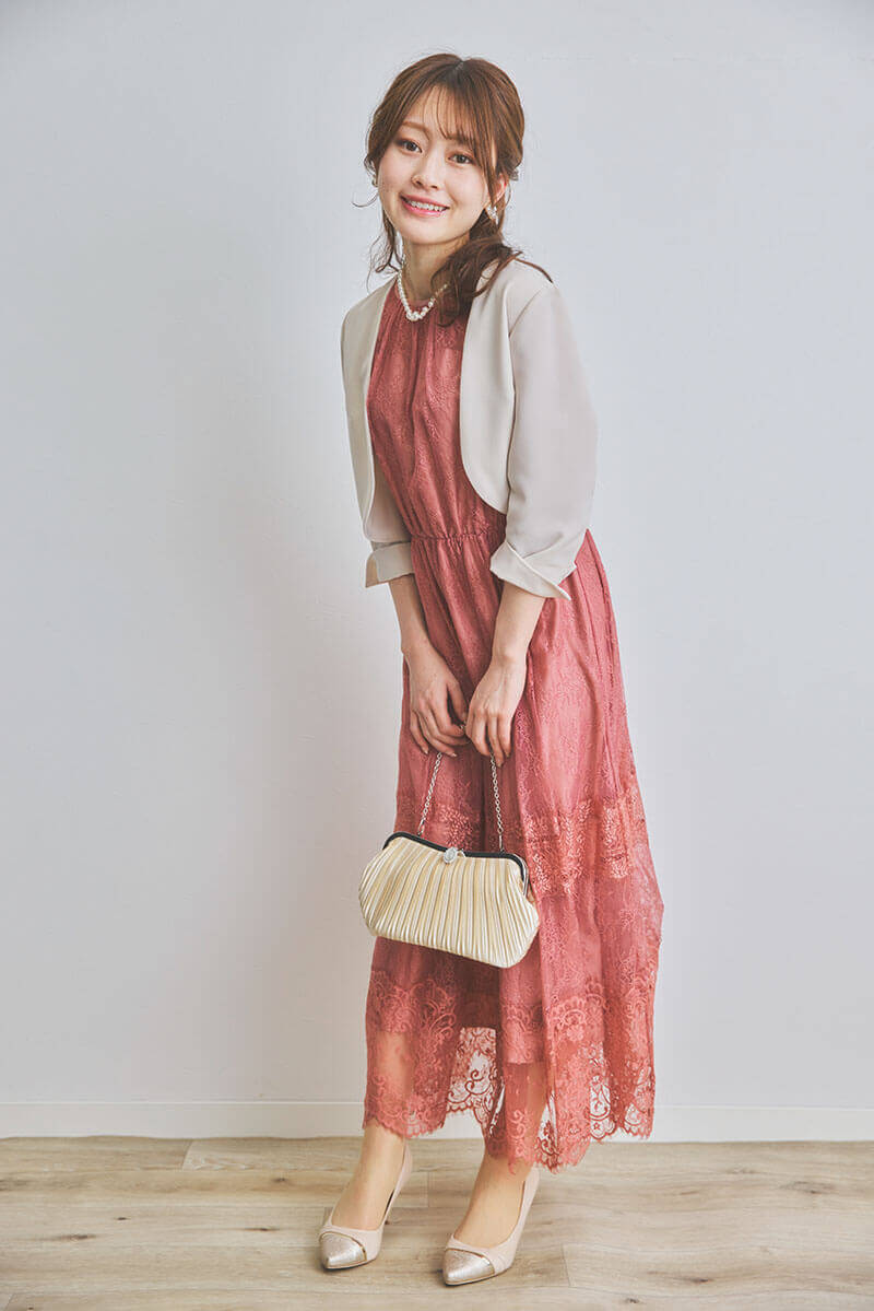 チェリーピンクのティアードレースドレス