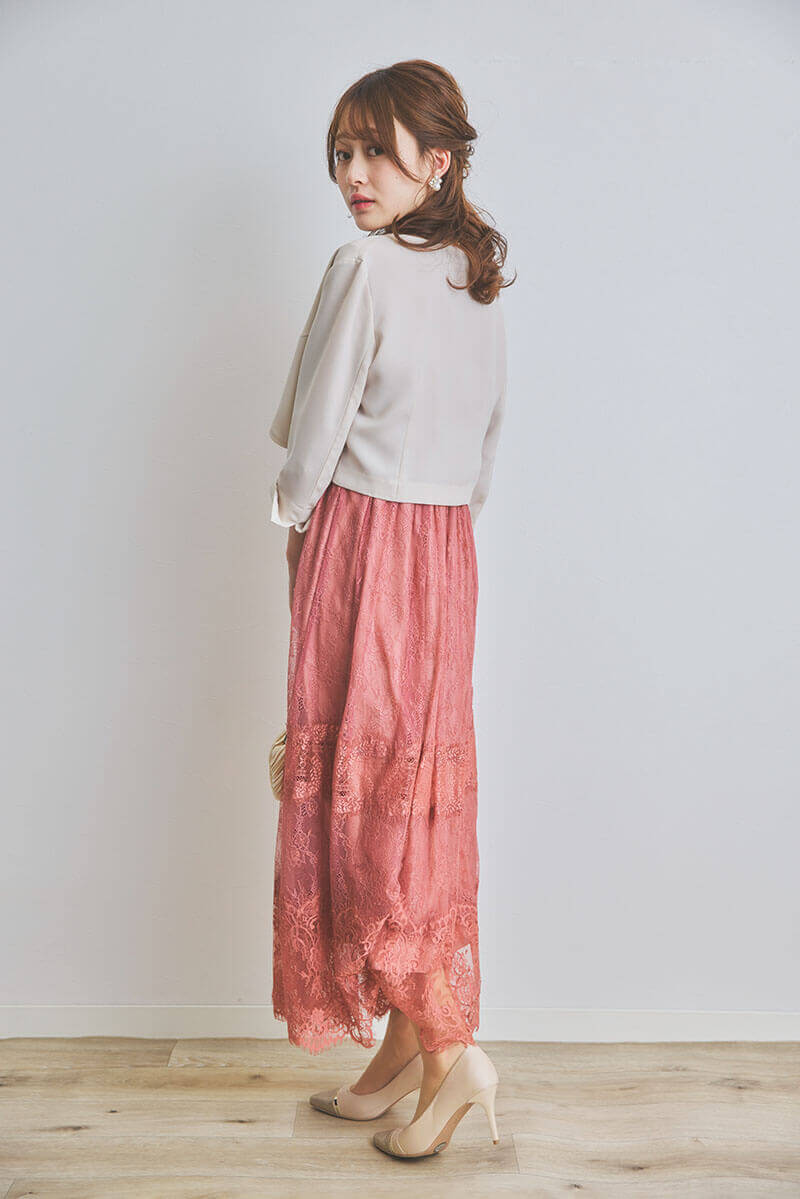 チェリーピンクのティアードレースドレス