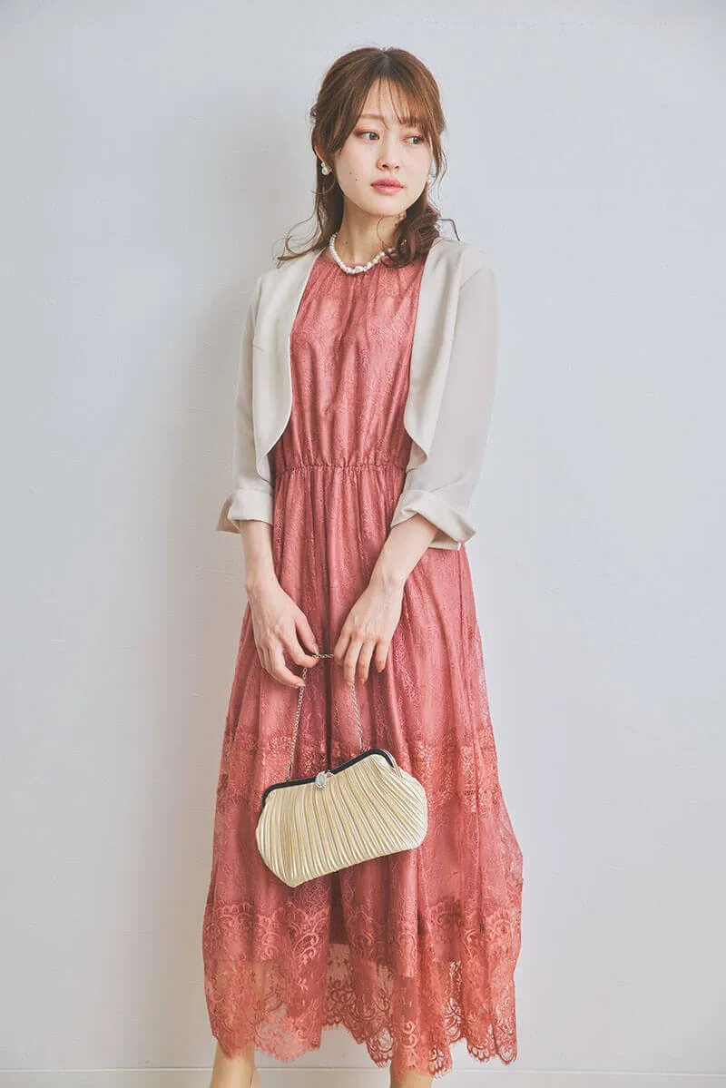 チェリーピンクのティアードレースドレス