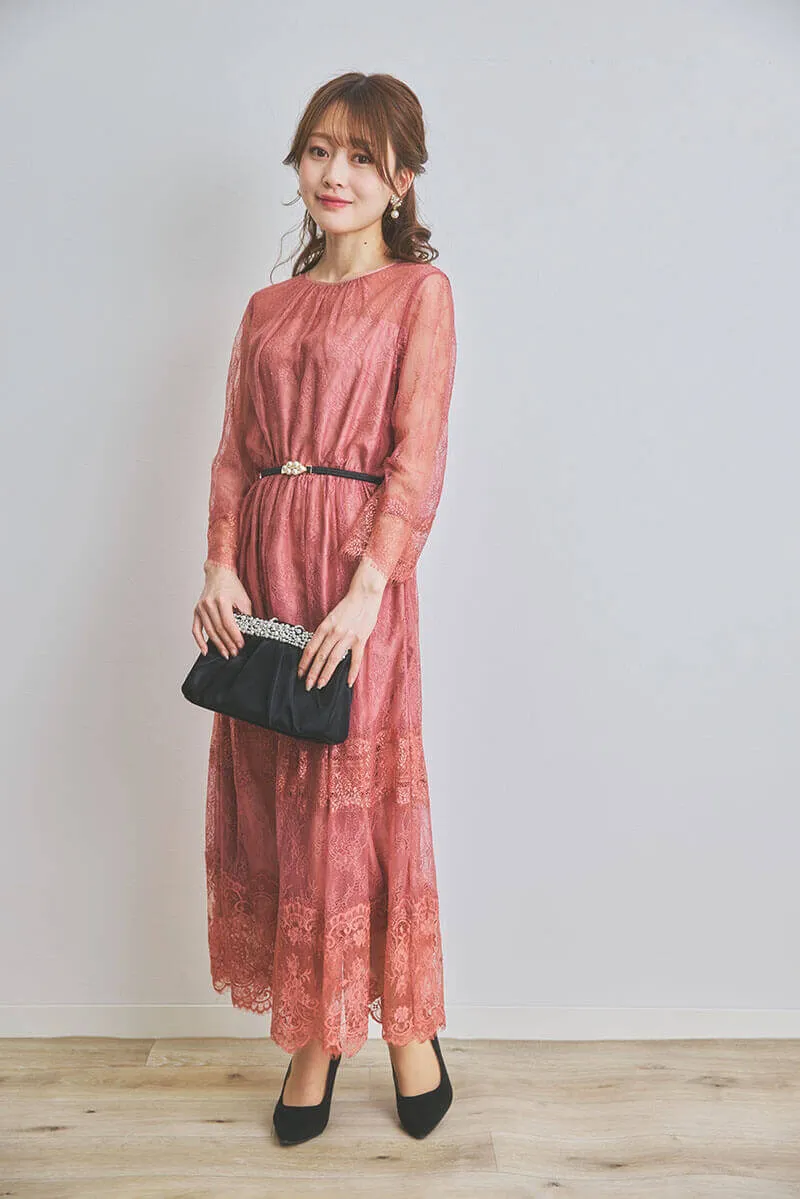チェリーピンクのティアードレースドレス