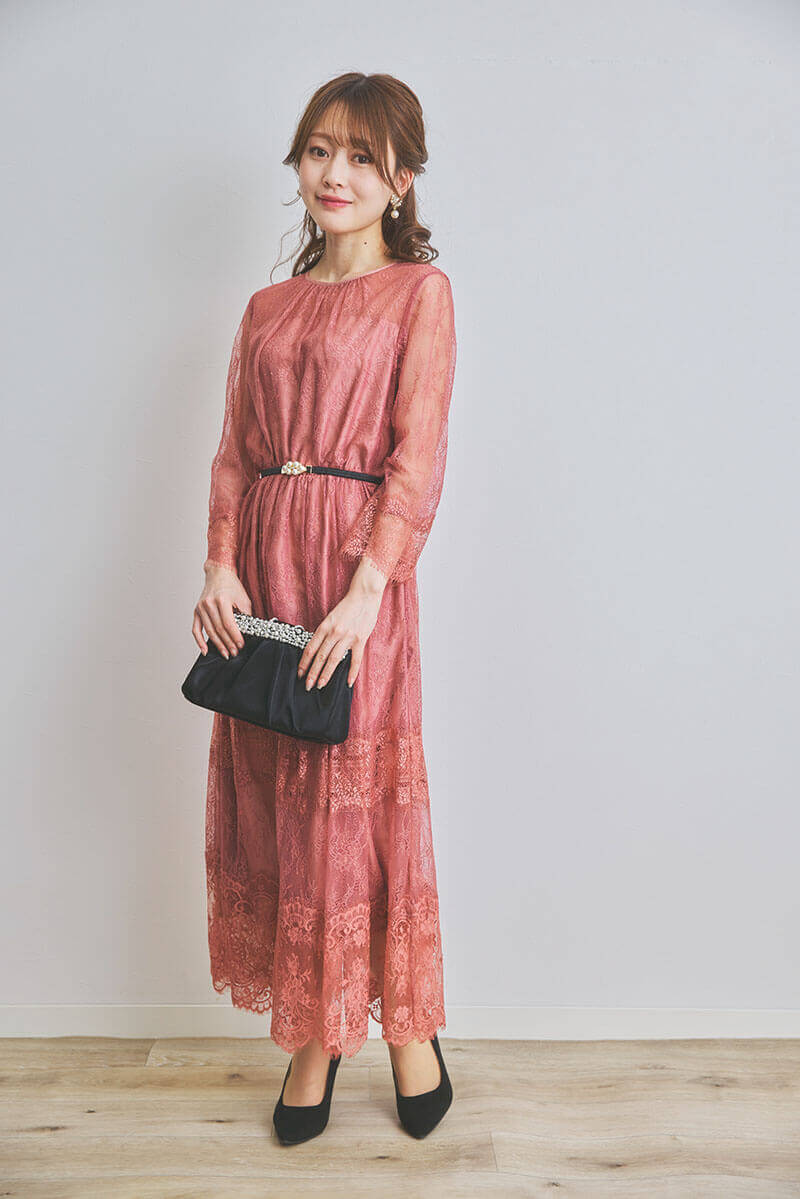 チェリーピンクのティアードレースドレス