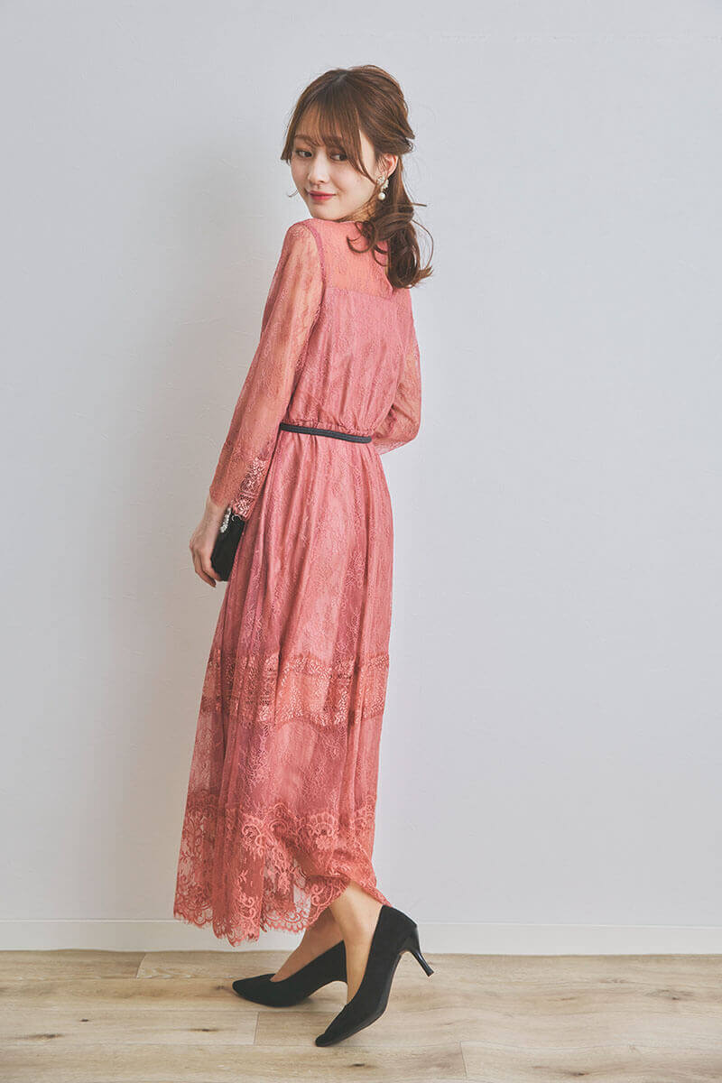 チェリーピンクのティアードレースドレス