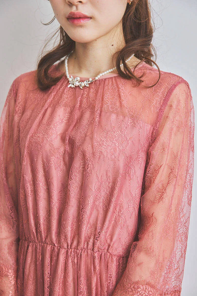 チェリーピンクのティアードレースドレス