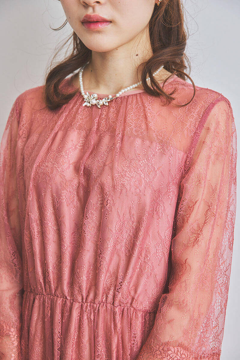 チェリーピンクのティアードレースドレス