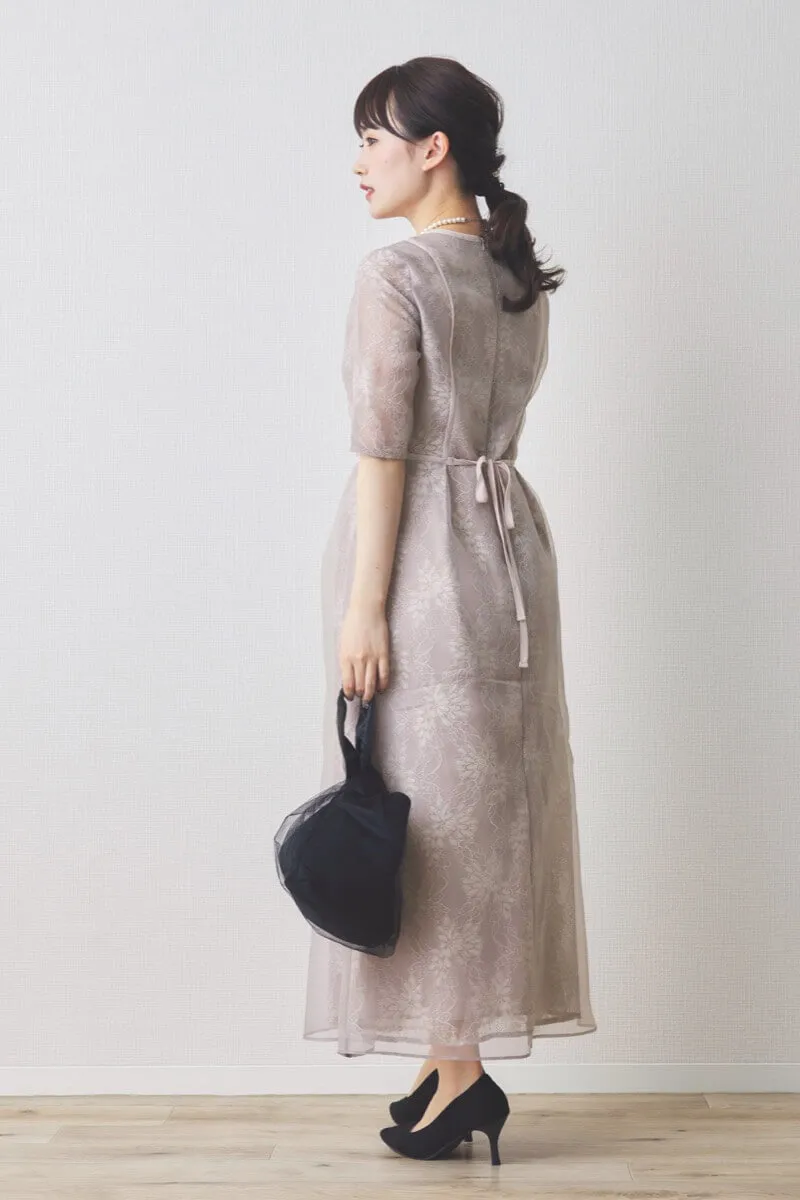 ピンクのシアーレースパイピングドレス