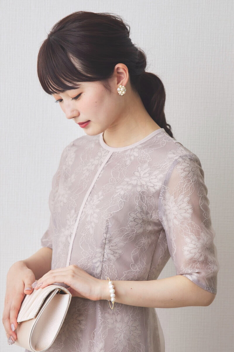 ピンクのシアーレースパイピングドレス