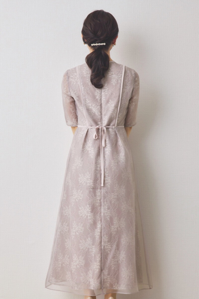 ピンクのシアーレースパイピングドレス