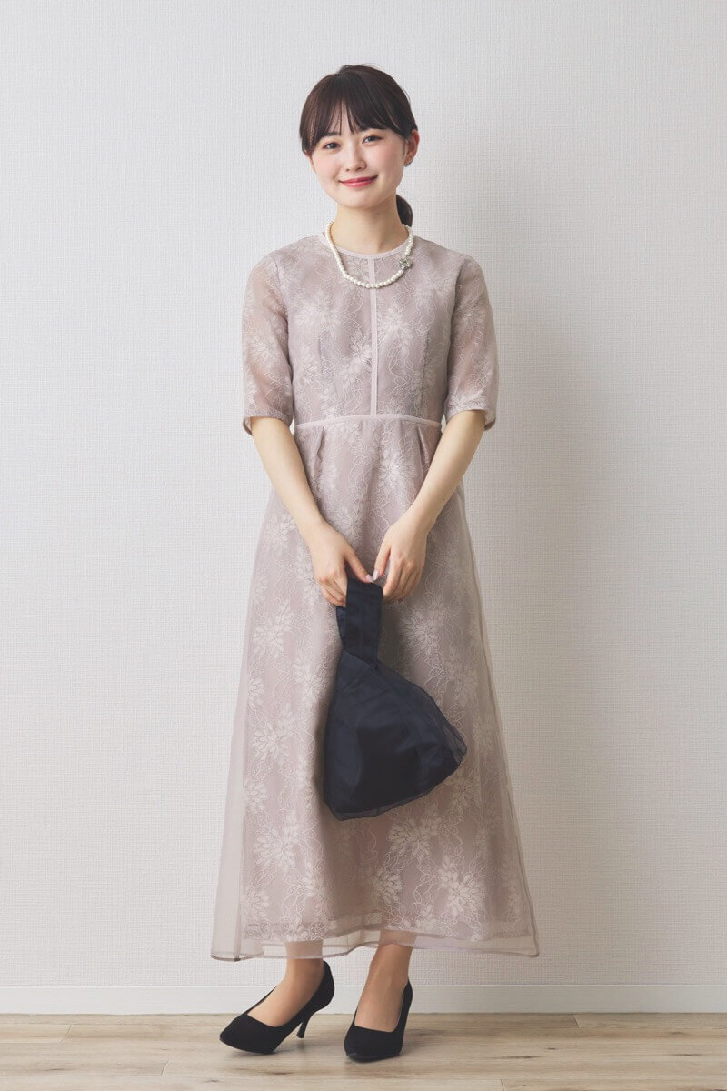 ピンクのシアーレースパイピングドレス