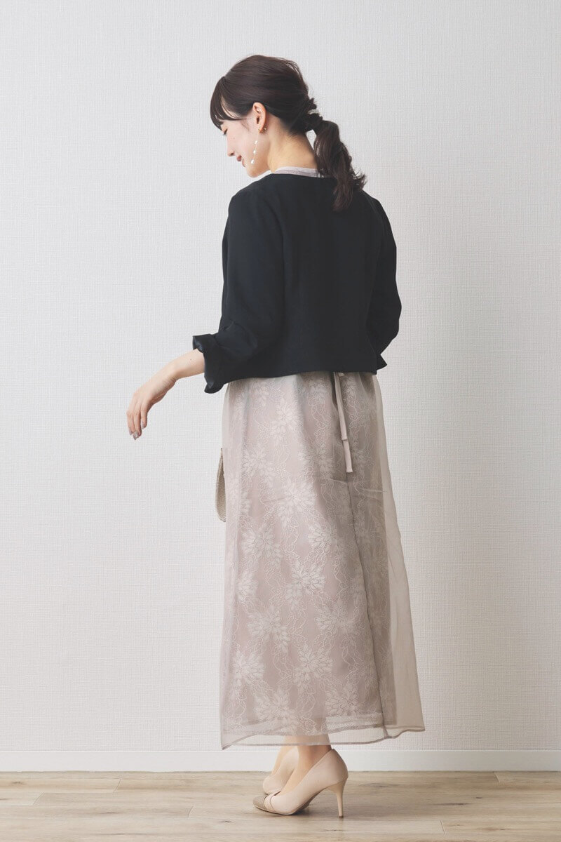 ピンクのシアーレースパイピングドレス