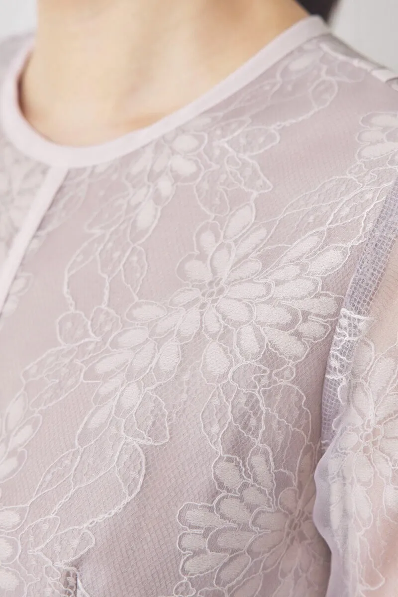 ピンクのシアーレースパイピングドレス
