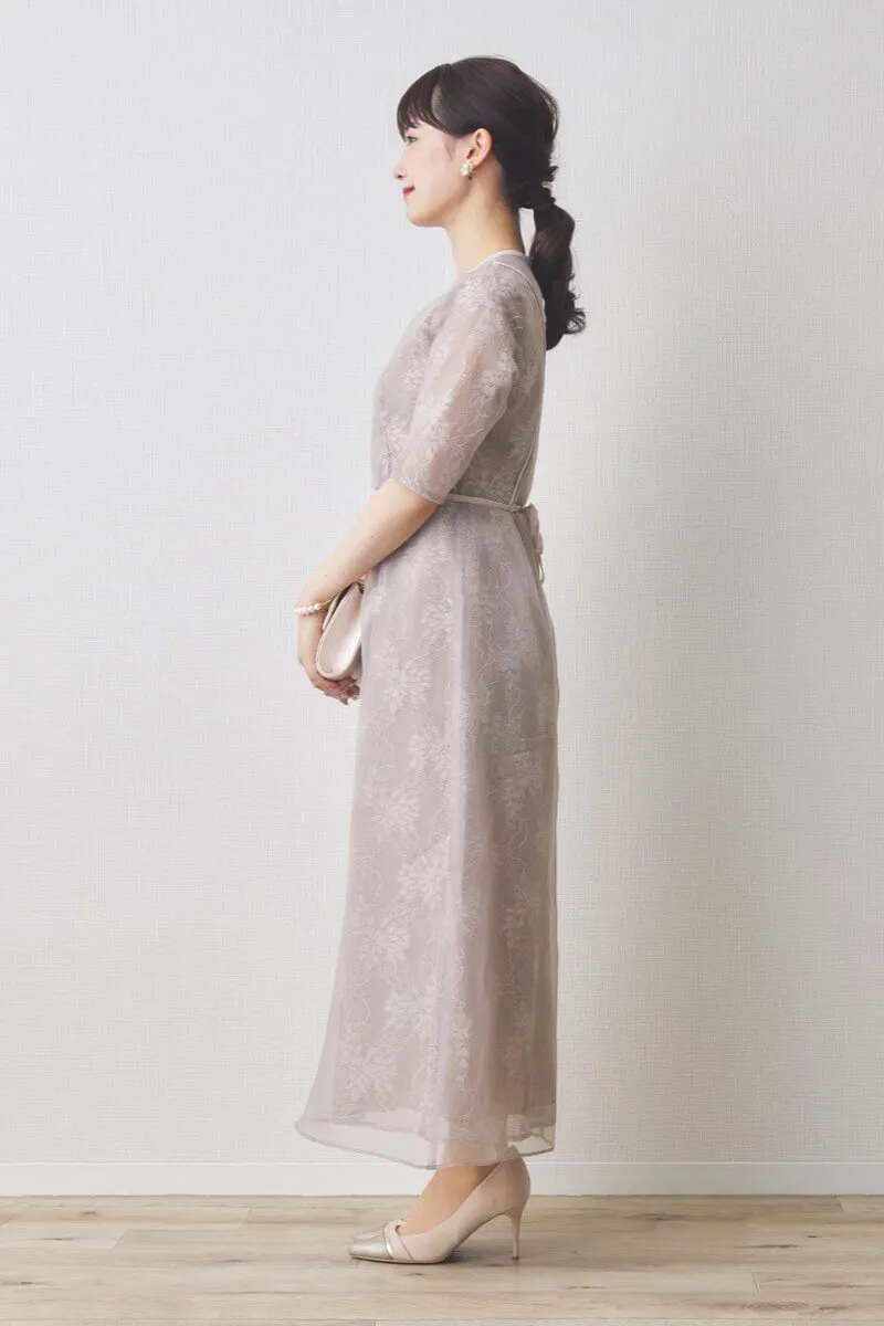 ピンクのシアーレースパイピングドレス