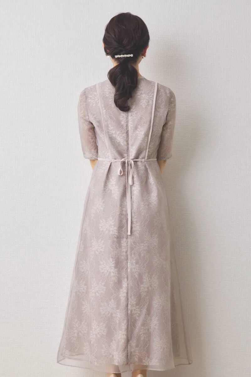 ピンクのシアーレースパイピングドレス