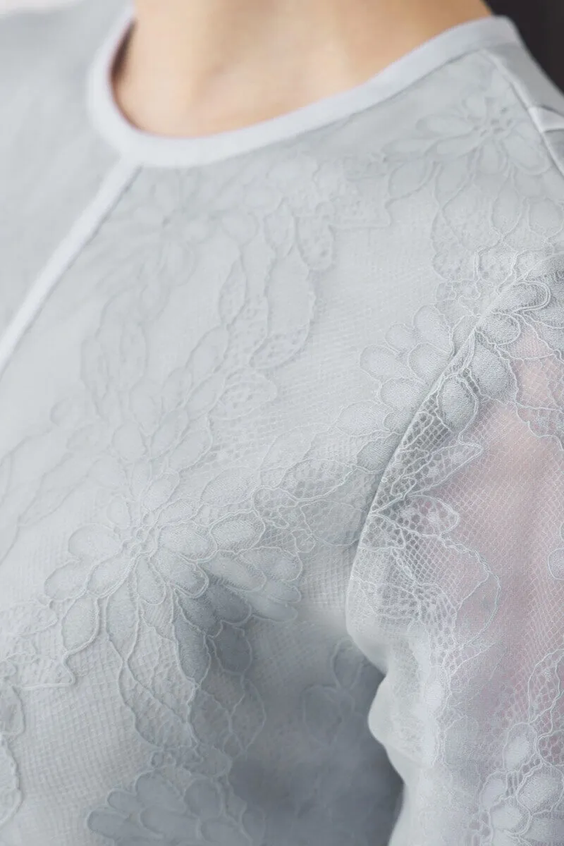 ブルーグレーのシアーレースパイピングドレス