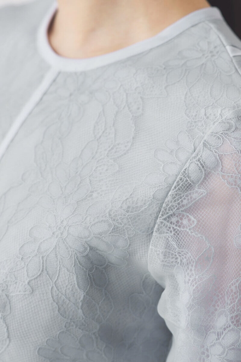 ブルーグレーのシアーレースパイピングドレス